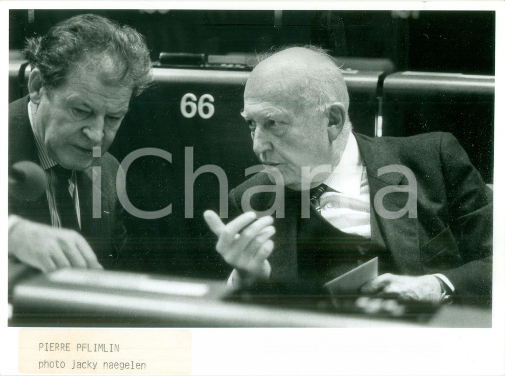 Fotografia d epoca originale 1990 ca STRASBOURG FRANCE Pierre PFLIMLIN durante seduta Assemblea Fotografia 1