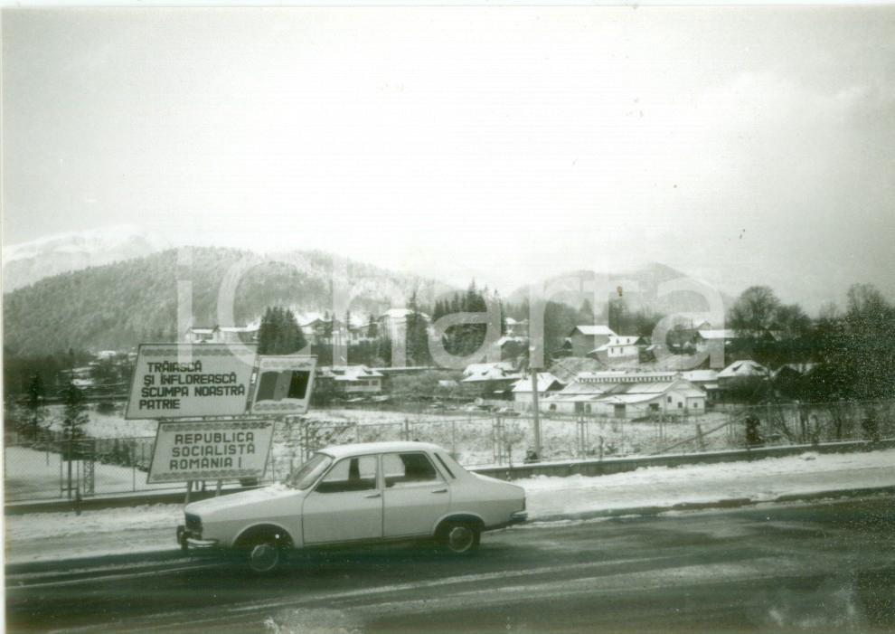 Fotografia d epoca originale 1985 ca REPUBBLICA SOCIALISTA DI ROMANIA Auto e manifesto di propaganda Foto 1