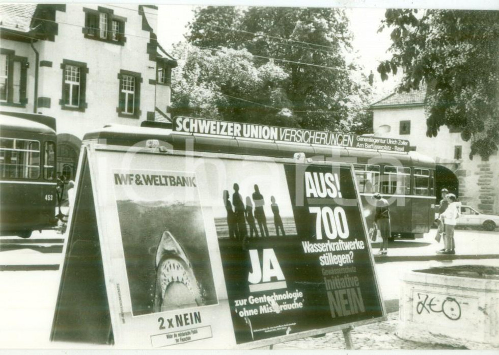Fotografia d epoca originale 1990 ca BASEL SWITZERLAND Tram transitano con annunci pubblicitari Fotografia 1