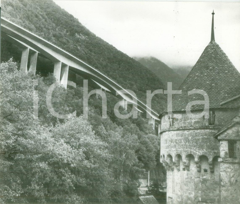 Fotografia d epoca originale 1981 SWITZERLAND Autostrade e turismo al castello Cartolina FP NV 1