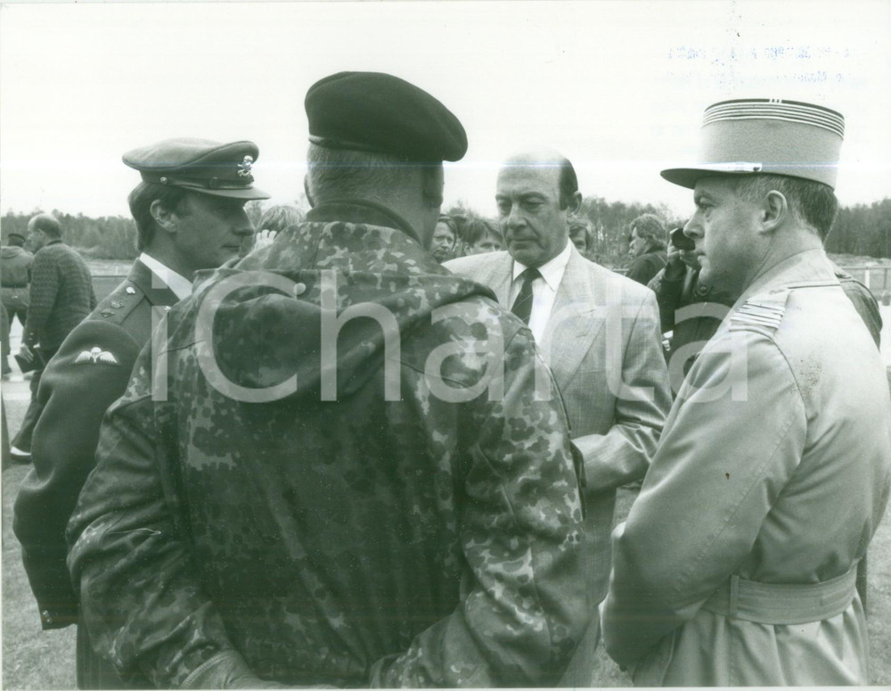 Fotografia d epoca originale 1990 ca MUNSTER D Manfred WORNER Ministro della Difesa con ufficiali Foto 1