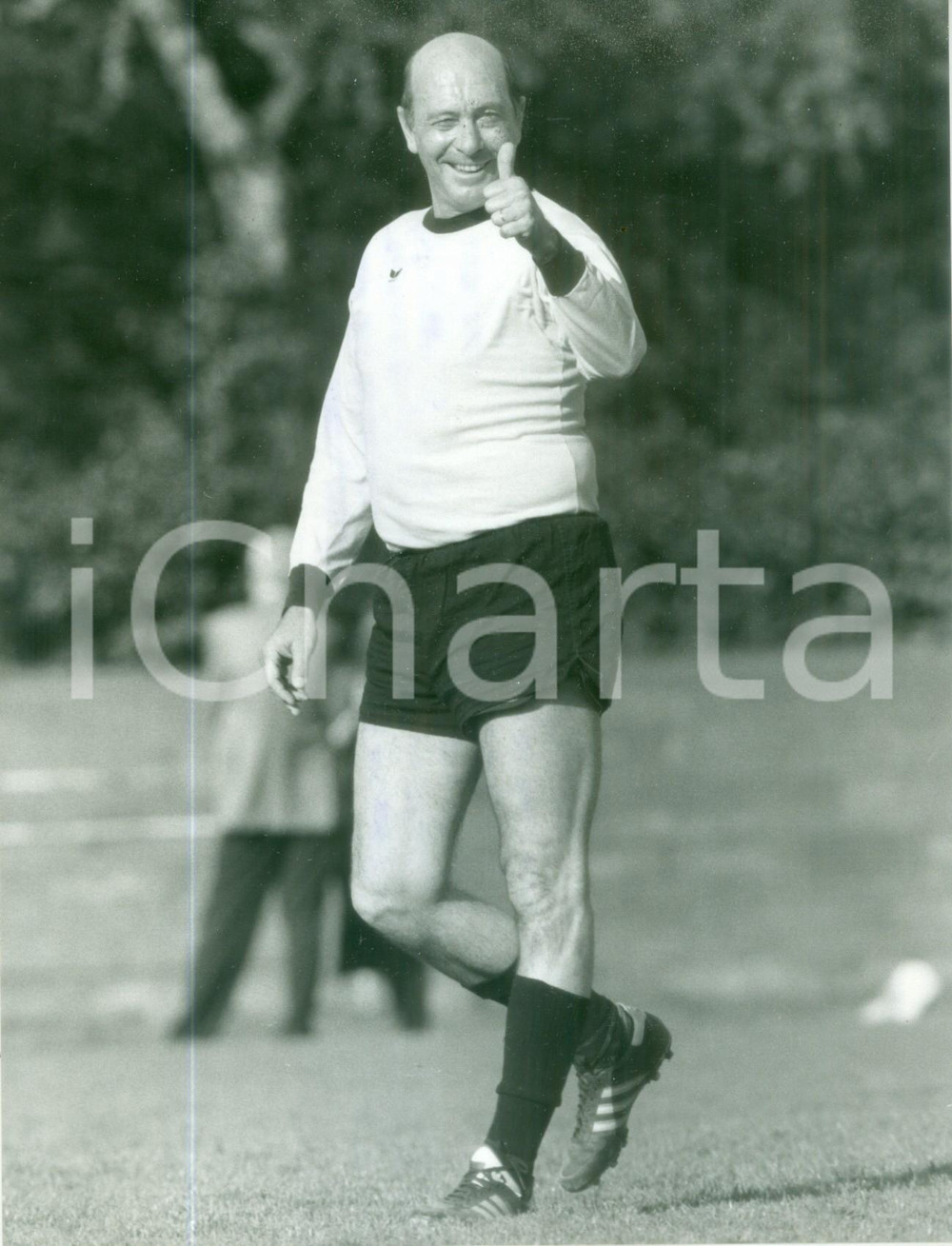 Fotografia d epoca originale 1988 BONN Manfred WORNER Segretario Generale NATO gioca a calcetto Foto 1