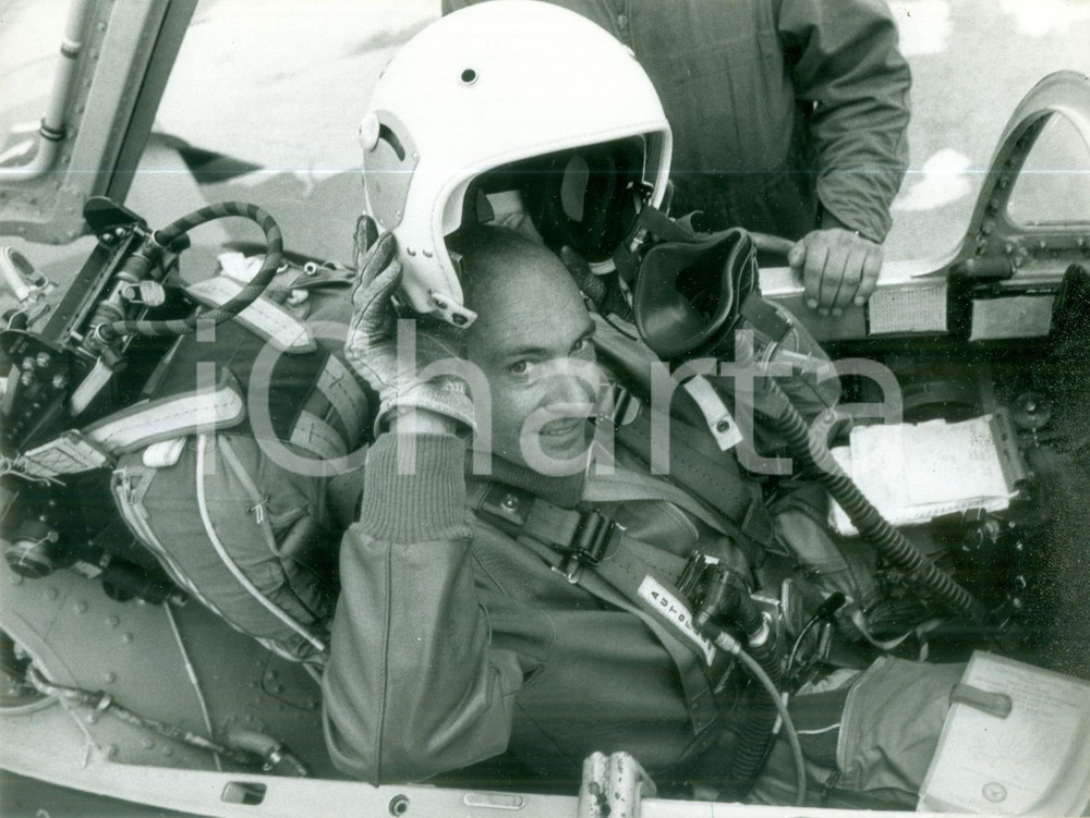 Fotografia d epoca originale 1978 BONN DE Ministro Manfred WORNER sale su aereo da guerra Fotografia 1