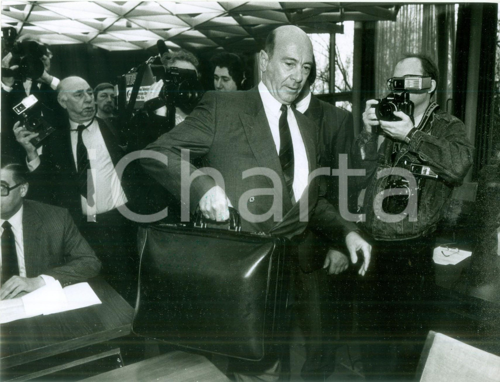 Fotografia d epoca originale 1989 BONN GERMANIA Manfred WORNER a seduta per catastrofe del RAMSTEIN Foto 1