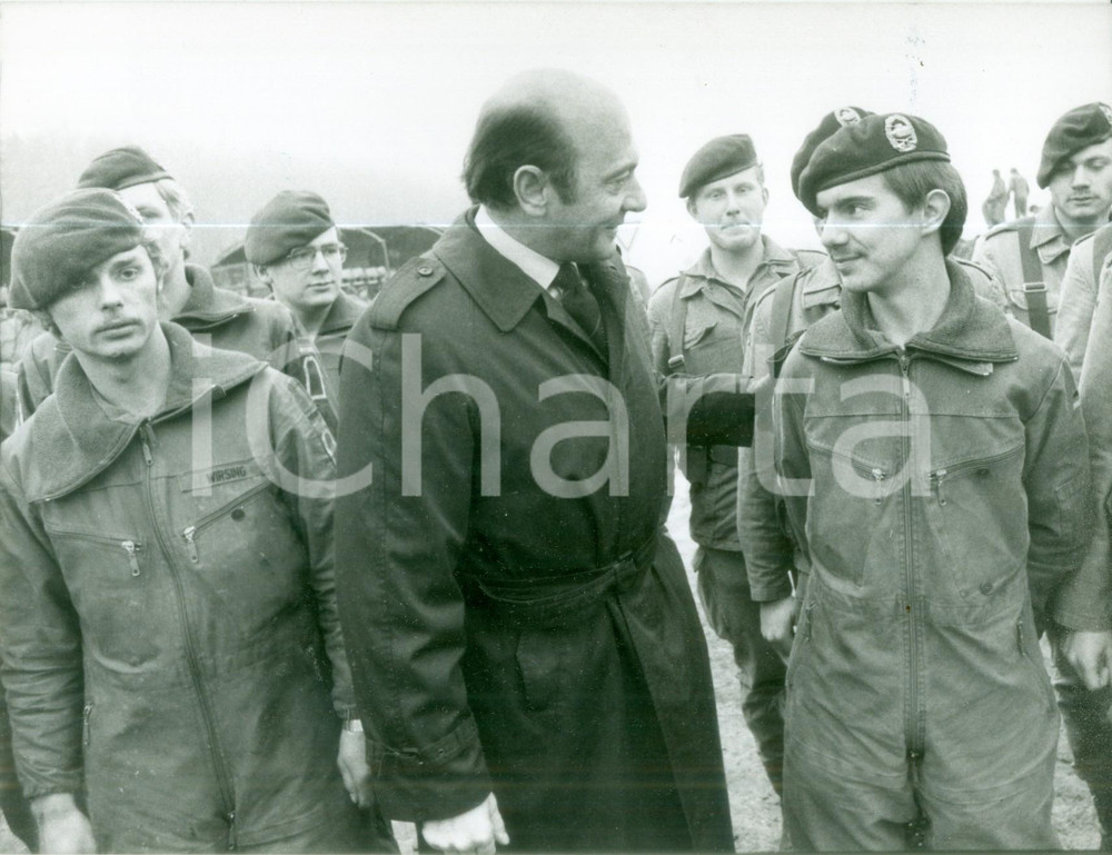 Fotografia d epoca originale 1982 BONN DE Ministro Manfred WORNER parla con giovani ufficiali Fotografia 1