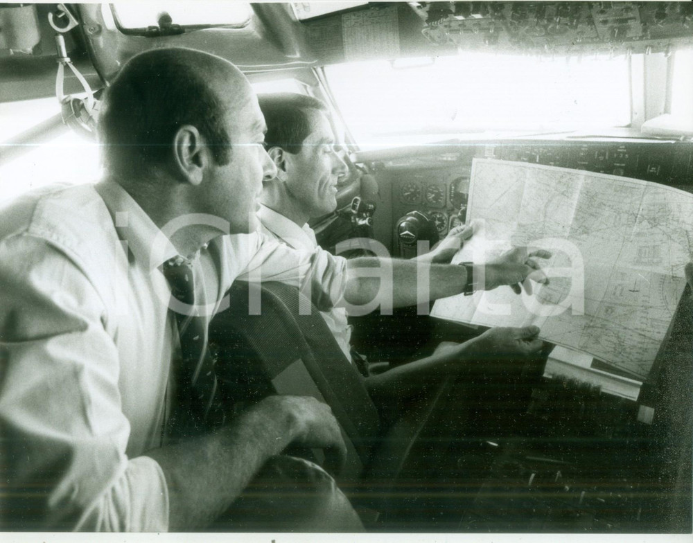 Fotografia d epoca originale 1983 BONN DE Ministro Manfred WORNER a bordo di un BOING militare Fotografia 1