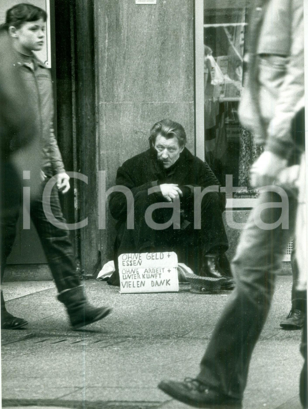 Fotografia d epoca originale 1981 KOLN DE Disoccupato chiede l elemosina per strada Fotografia 1