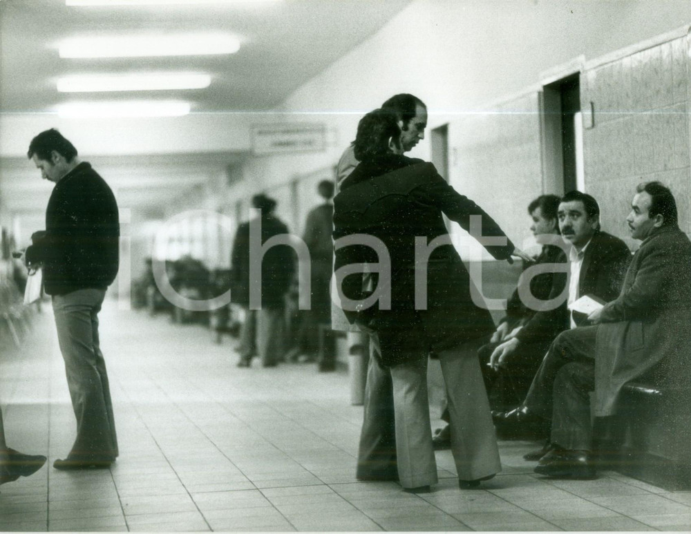 Fotografia d epoca originale 1981 KOLN DE Disoccupati in fila all ufficio di collocamento Foto 1