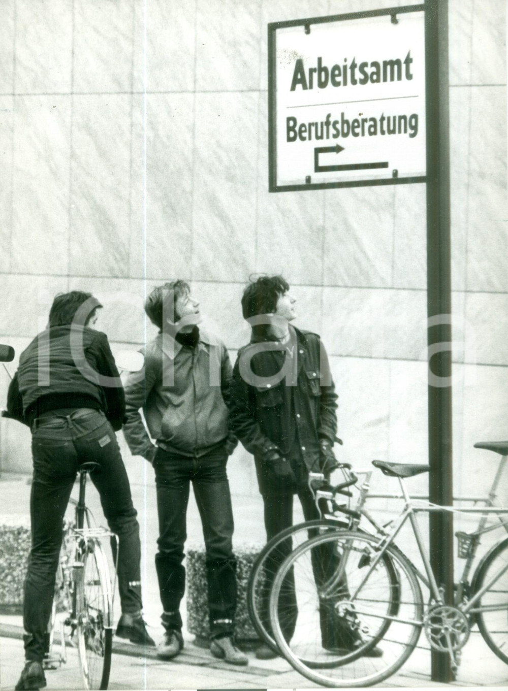 Fotografia d epoca originale 1981 KOLN Disoccupati attendono fuori dall ufficio di collocamento Foto 1