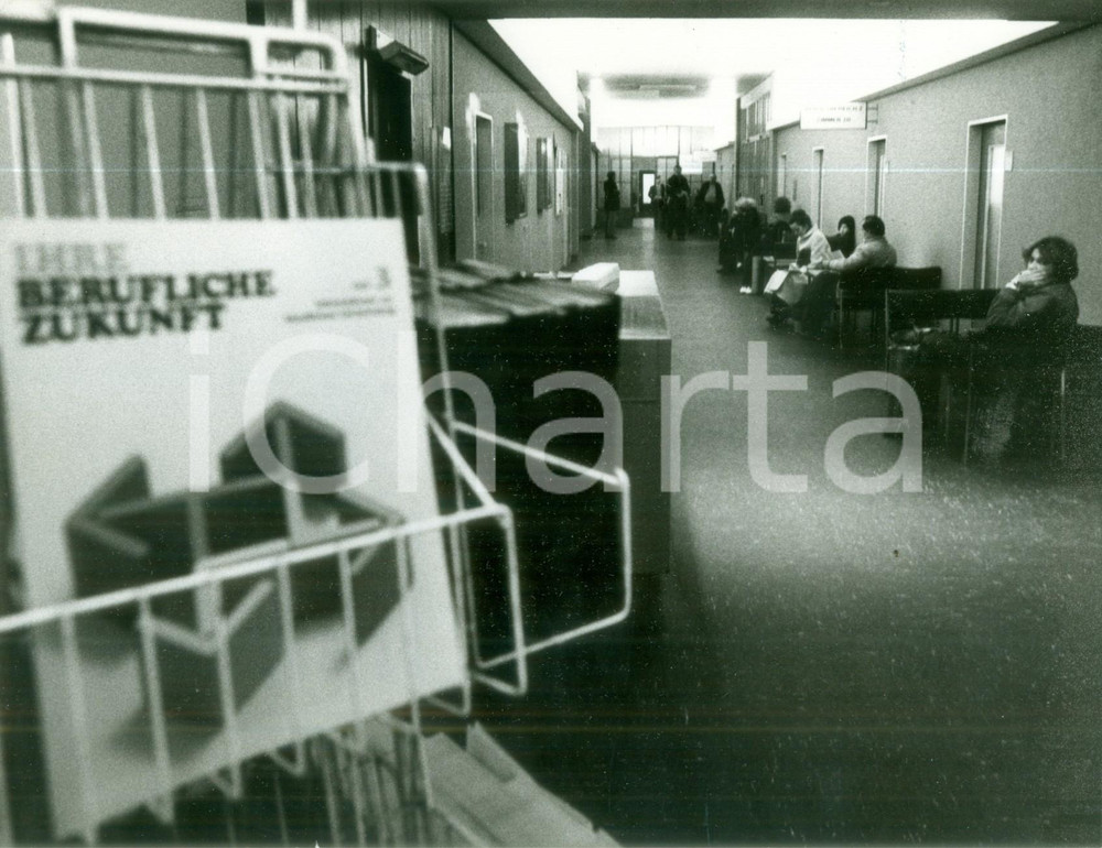 Fotografia d epoca originale 1981 KOLN DE Disoccupati in sala d attesa all ufficio di collocamento Foto 1