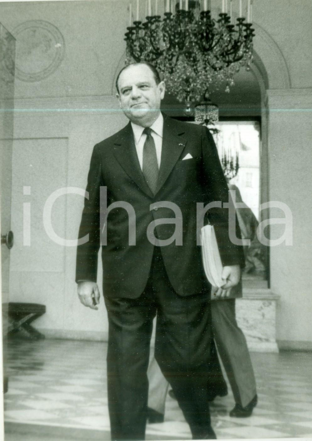 Fotografia d epoca originale 1980 PARIS Presidente Raymond BARRE all uscita dall ELISEO Fotografia 1