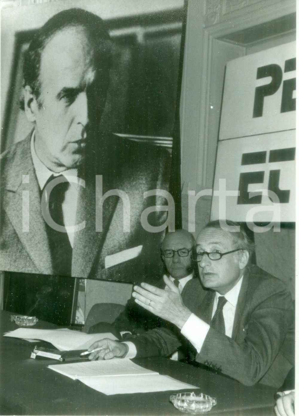 Fotografia d epoca originale 1982 PARIS JeanFranÃ§ois DENIAU Michel GUY durante una conferenza stampa Foto 1