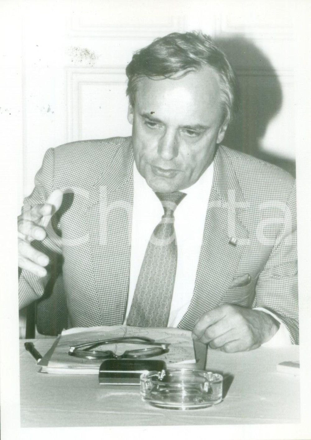 Fotografia d epoca originale 1980 ca PARIS FRANCE Politico Jacques BARROT a un incontro Foto 1