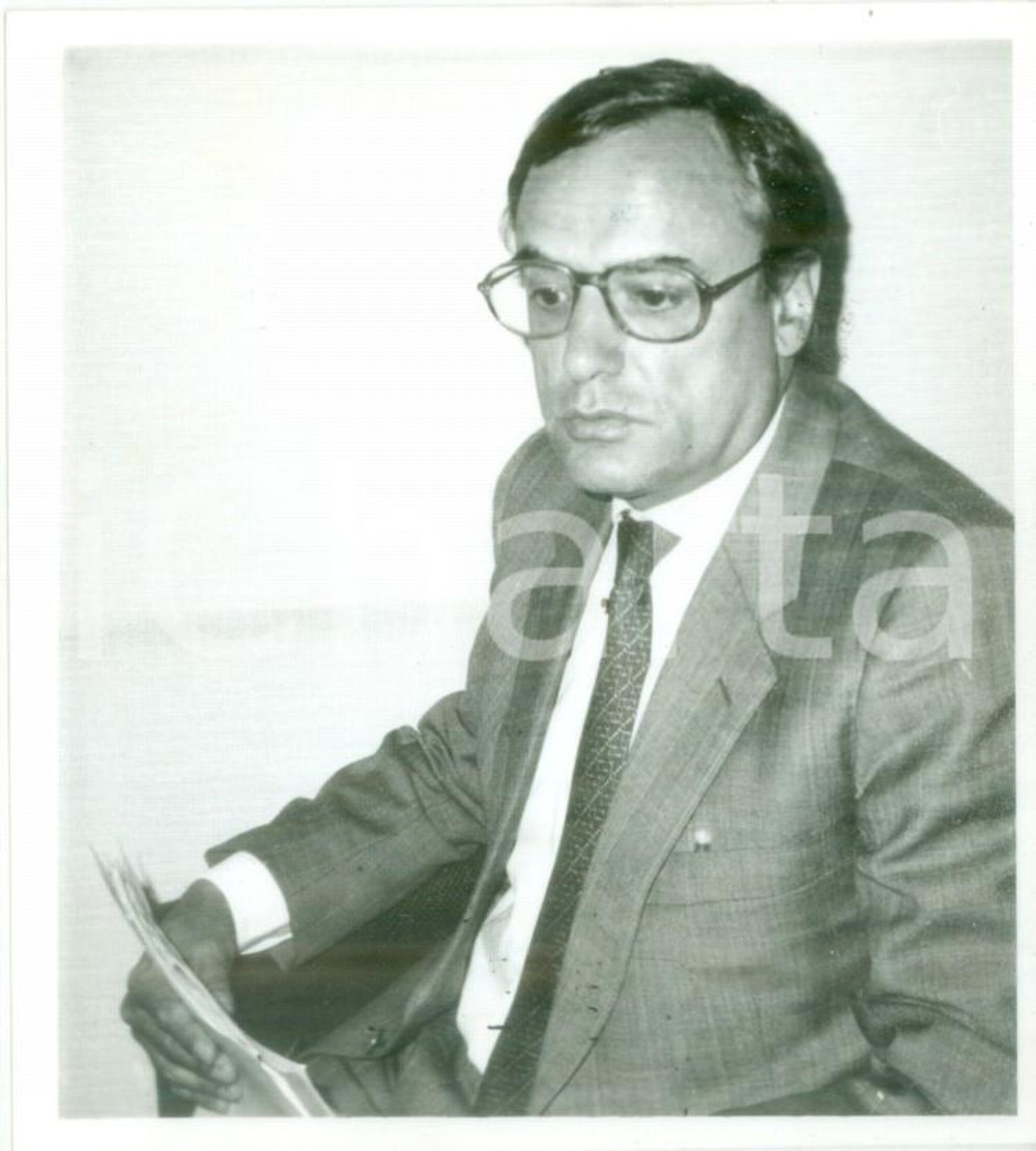 Fotografia d epoca originale 1980 ca COLMAR FRANCE Politico Jacques BARROT legge il giornale Fotografia 1