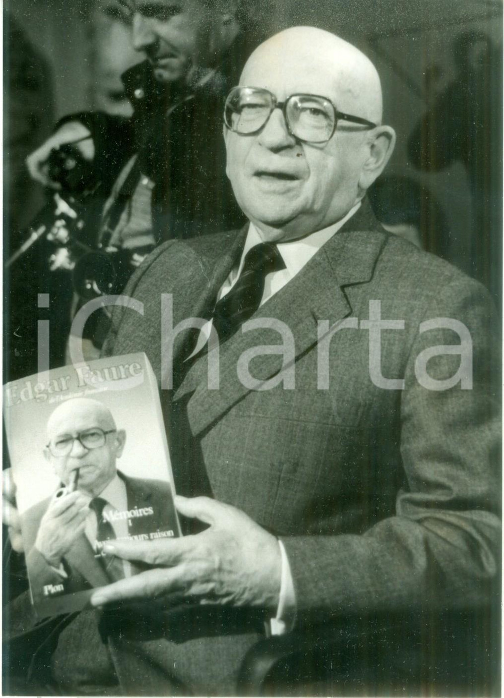 Fotografia d epoca originale 1982 PARIS Politico Edgar FAURE presenta i suoi MÃ©moires da Bernard PIVOT Foto 1