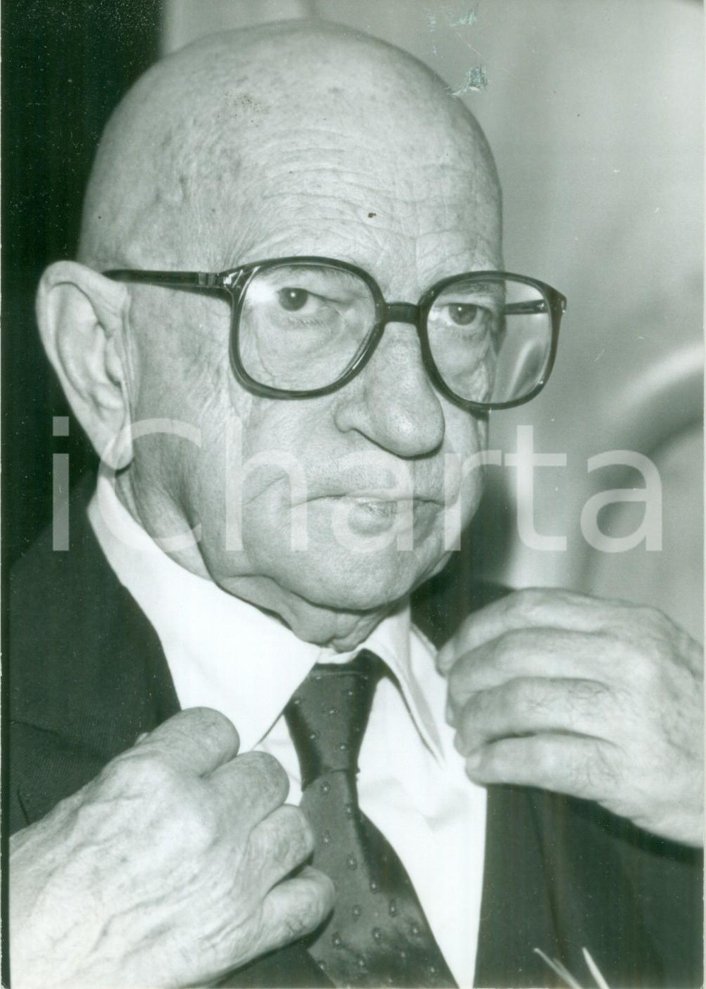 Fotografia d epoca originale 1985 ca PARIS Politico Edgar FAURE si aggiusta la giacca Fotografia 1