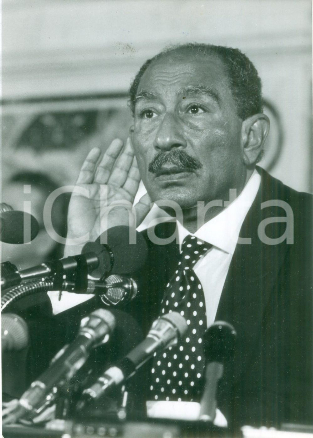 Fotografia d epoca originale 1981 PARIS FRANCE Anouar ELSADATE in conferenza stampa all Hotel MARIGNY Foto 1