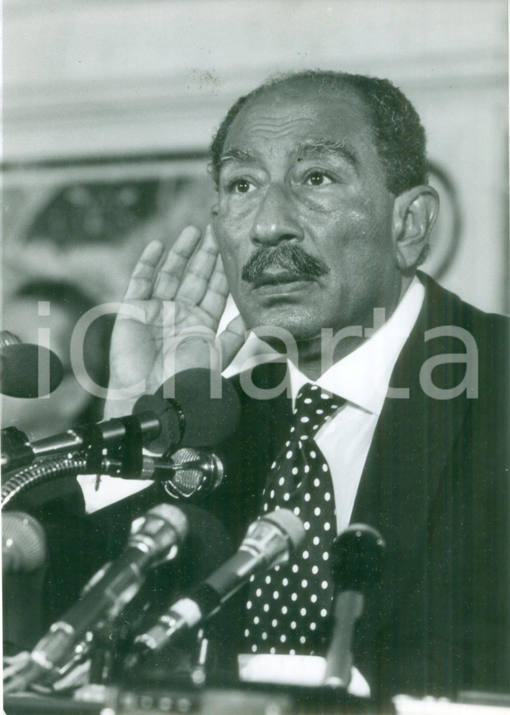 Fotografia d epoca originale 1981 PARIS FRANCE Anouar ELSADATE in conferenza stampa all Hotel MARIGNY Foto 1