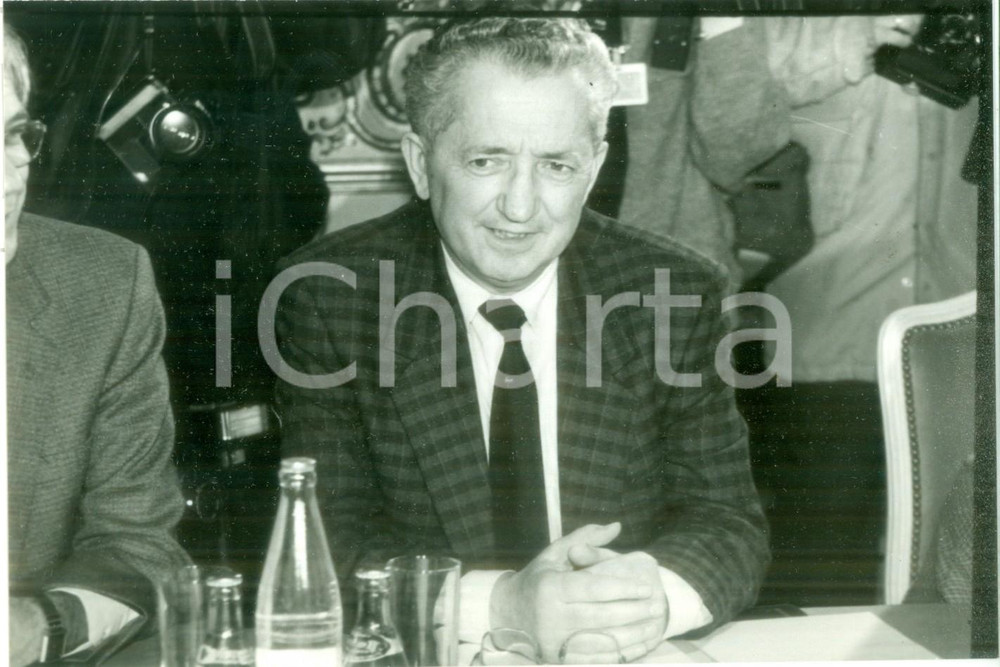 Fotografia d epoca originale 1987 PARIS Edmond MAIRE in riunione all Hotel MATIGNON Fotografia 1