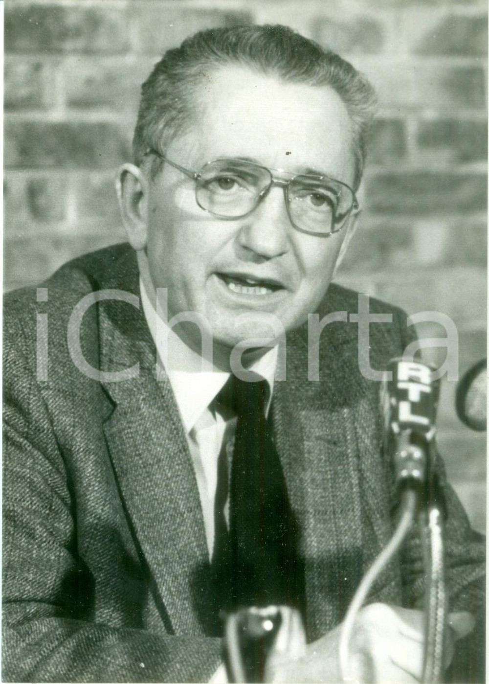 Fotografia d epoca originale 1984 PARIS Edmond MAIRE Segretario CFDT in conferenza stampa Fotografia 1