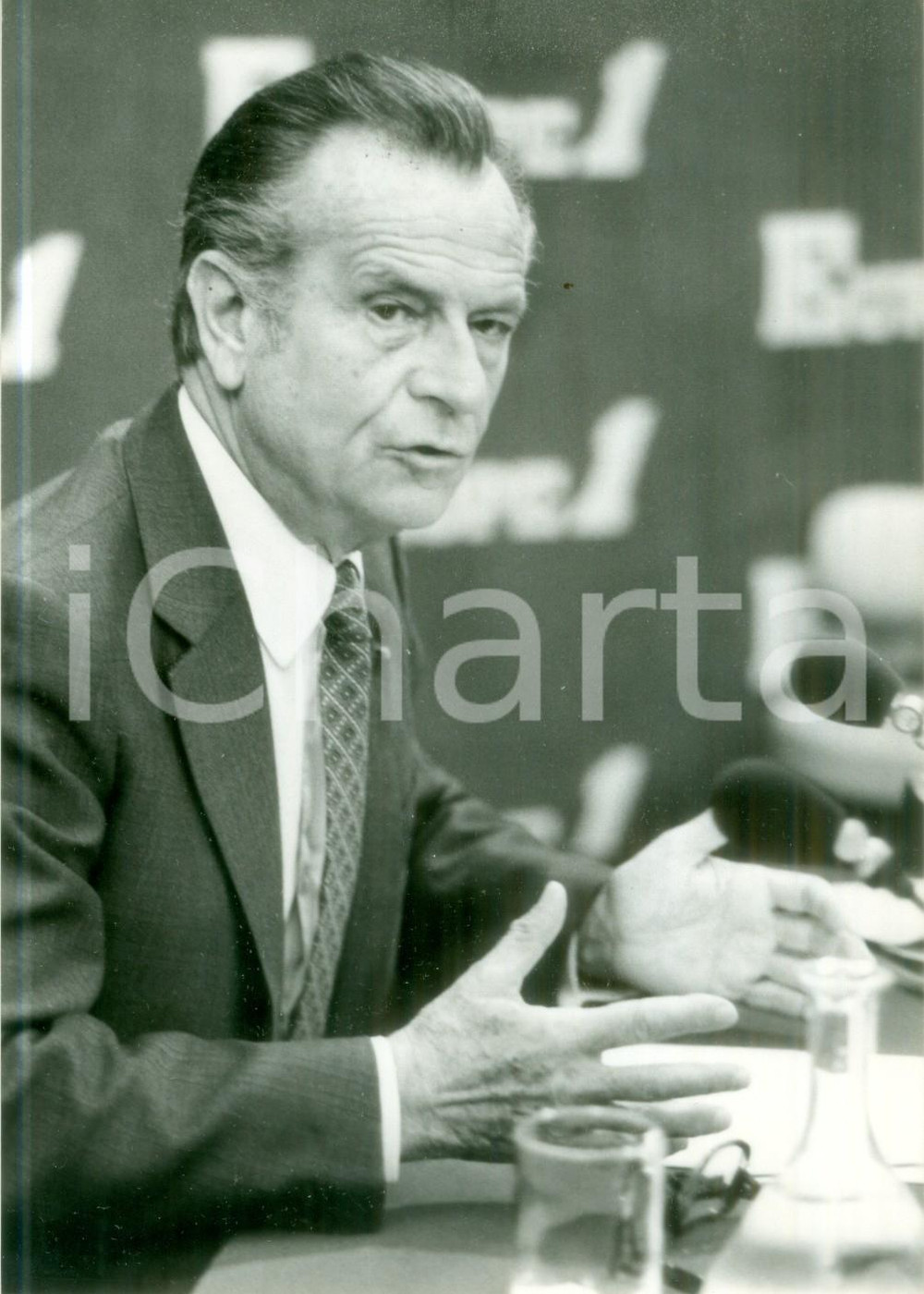Fotografia d epoca originale 1982 PARIS Jean LECANUET registra trasmissione al Club de la Presse Fotografia 1
