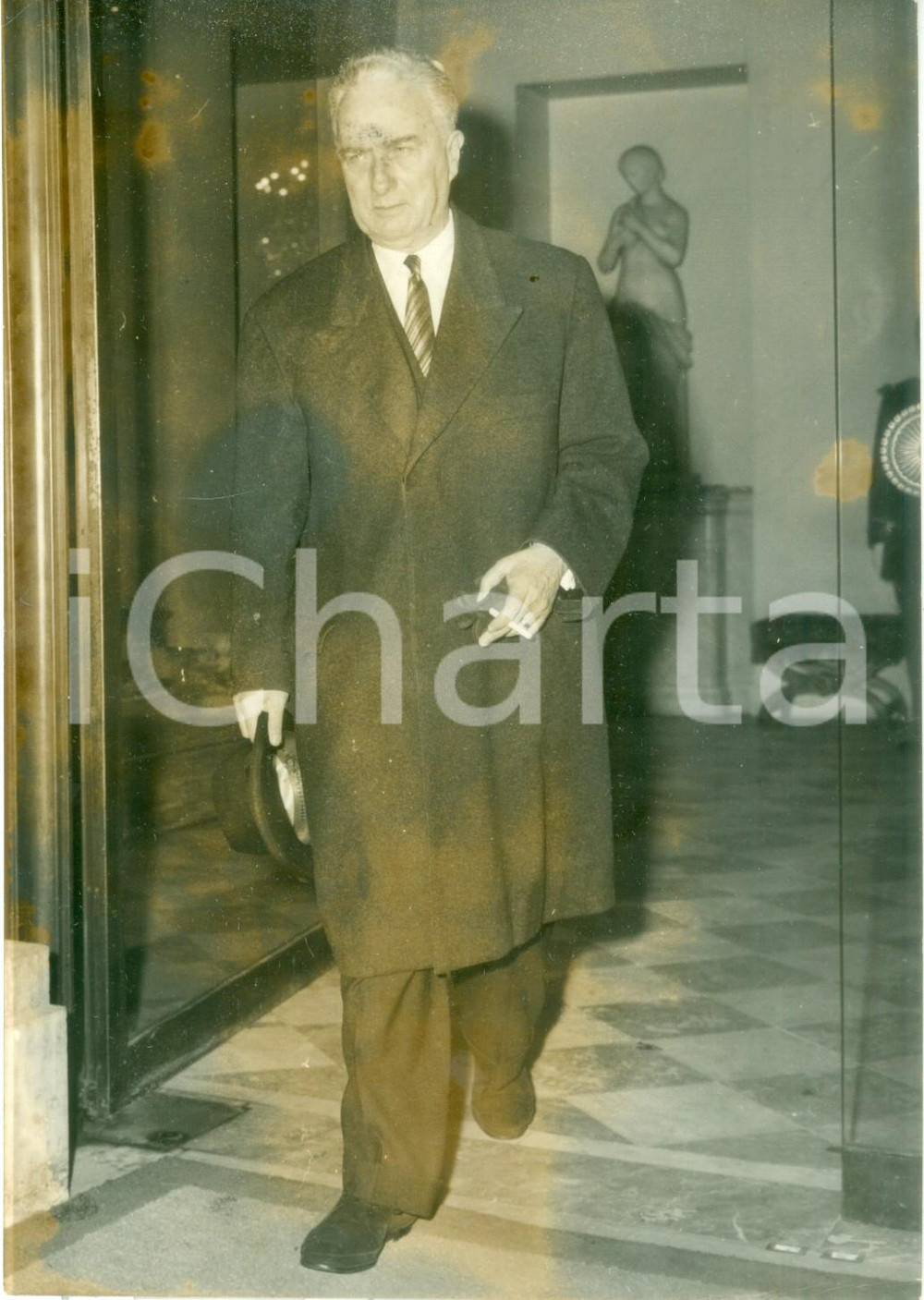 Fotografia d epoca originale 1961 PARIS Politico Louis JOXE esce dall ELISEO Fotografia DANNEGGIATA 1