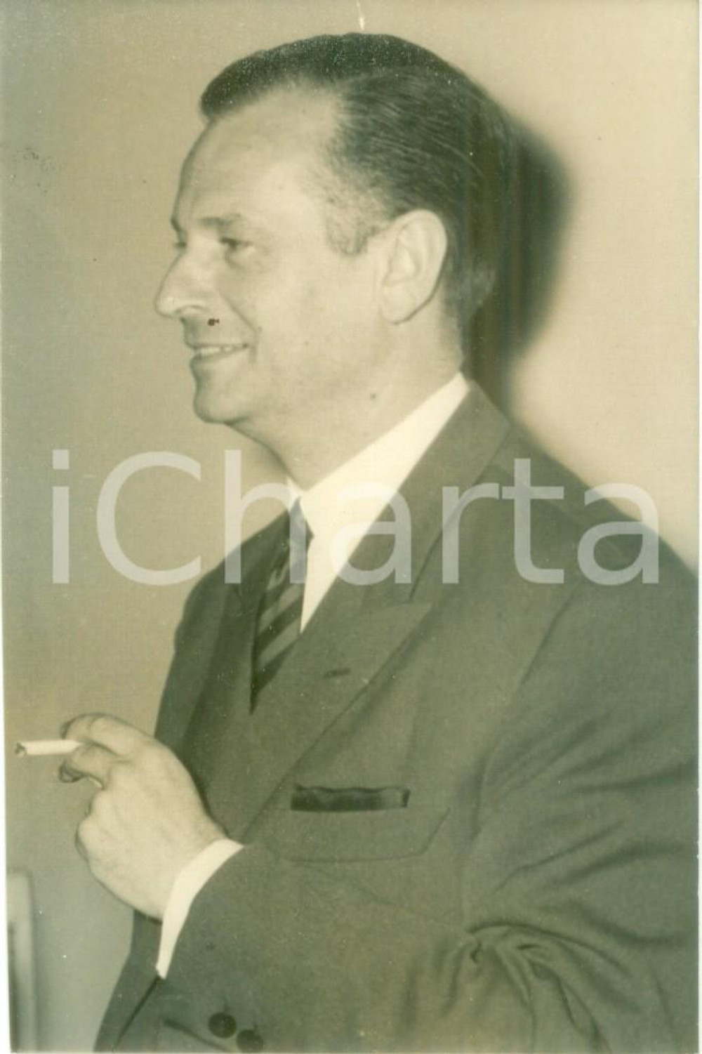 Fotografia d epoca originale 1975 ca PARIS F Jean LECANUET fuma a una riunione di partito Fotografia 1