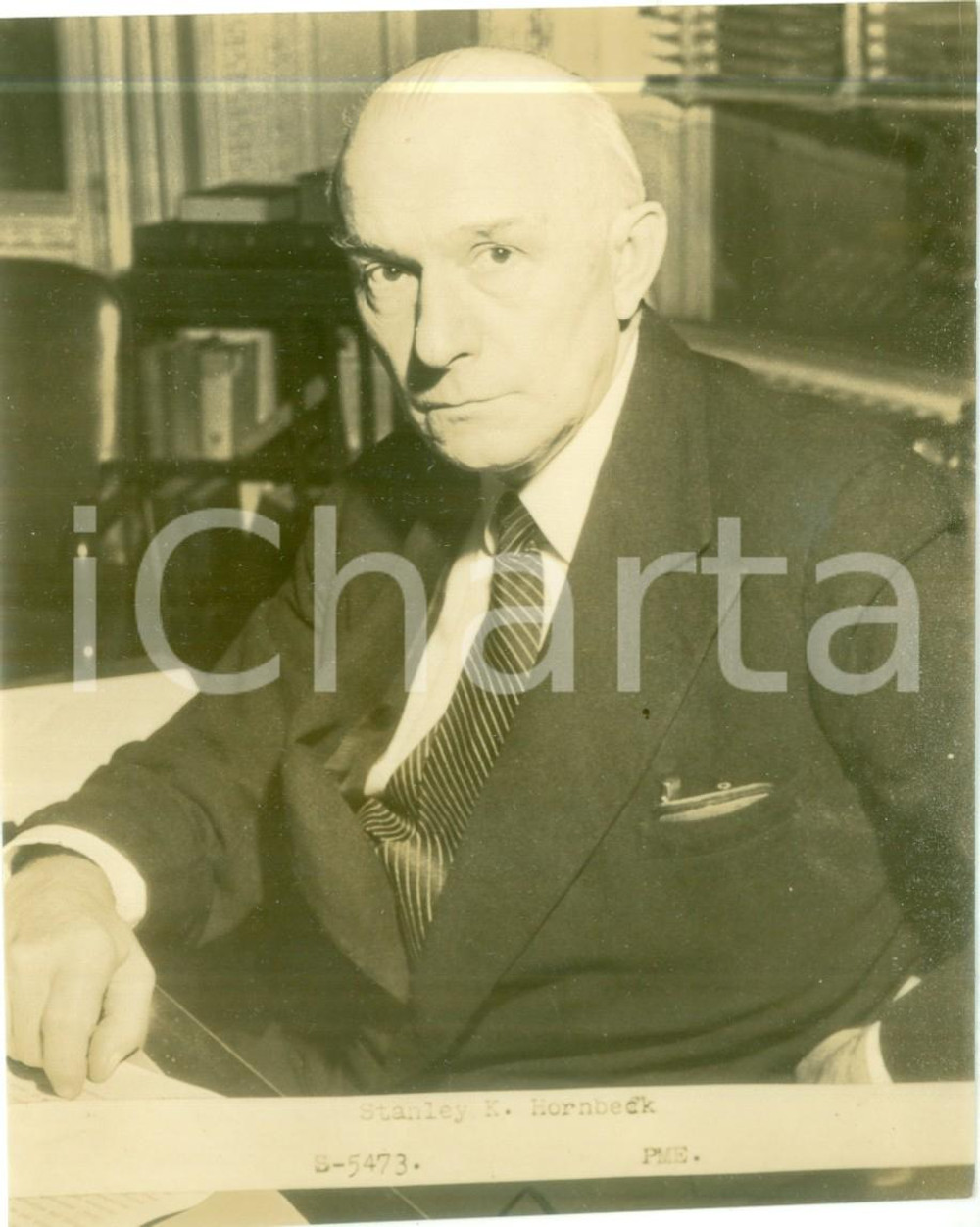 Fotografia d epoca originale 1945 ca USA Il diplomatico Stanley K. HORNBECK nel suo studio Fotografia 1