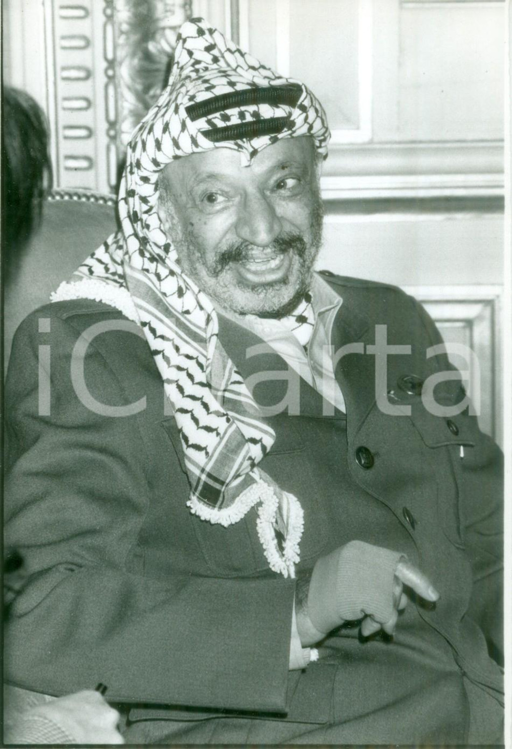 Fotografia d epoca originale 1991 PARIS Leader palestinese Yasser ARAFAT a colloquio con Roland DUMAS Foto 1