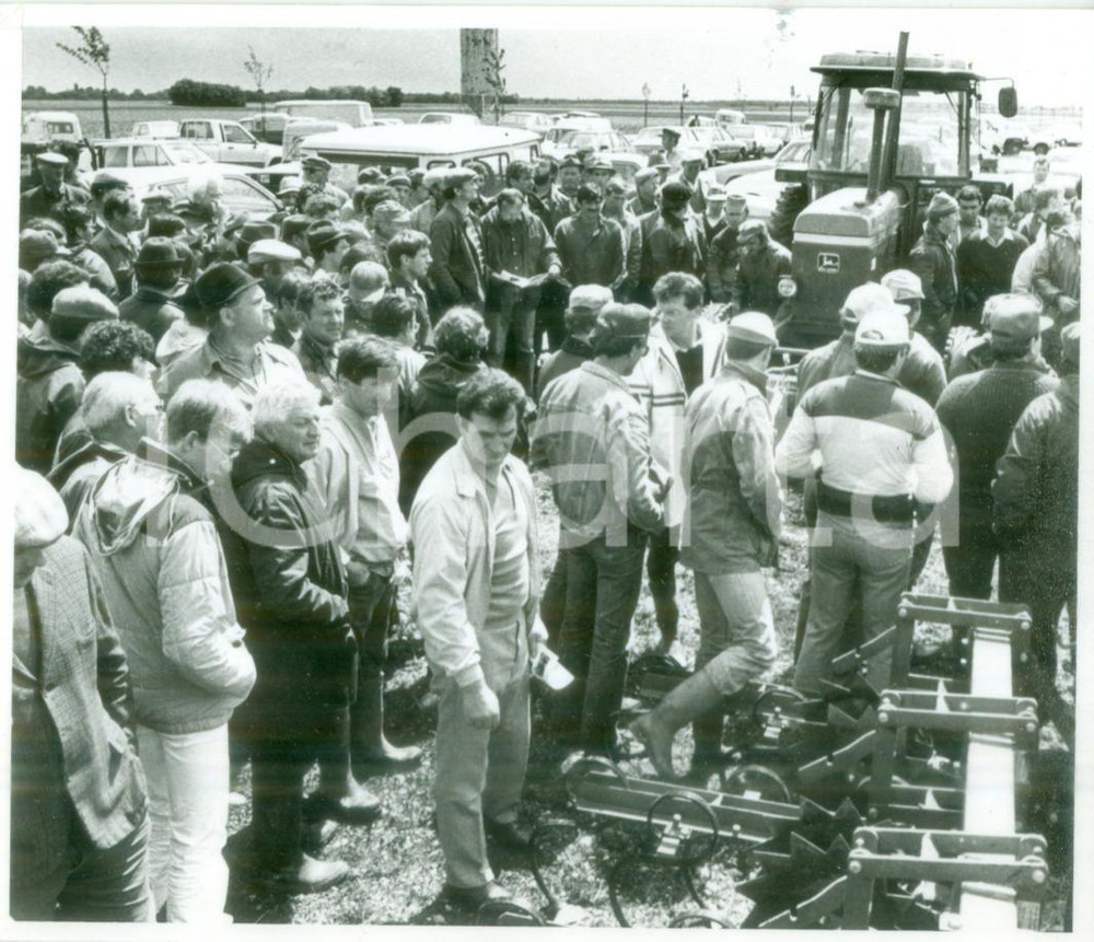 Fotografia d epoca originale 1985 ca DESSENHEIM FRANCE Manifestanti contro raccolta del mais Fotografia 1