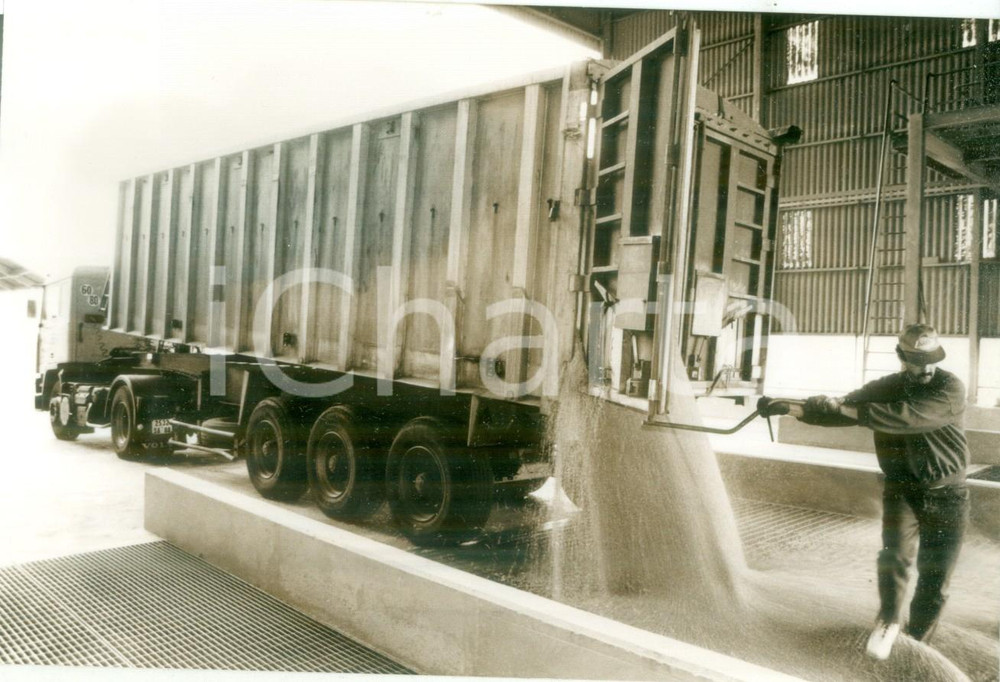 Fotografia d epoca originale 1992 BOSSENDORF FRANCE Operai scaricano grano dai camion Fotografia 1