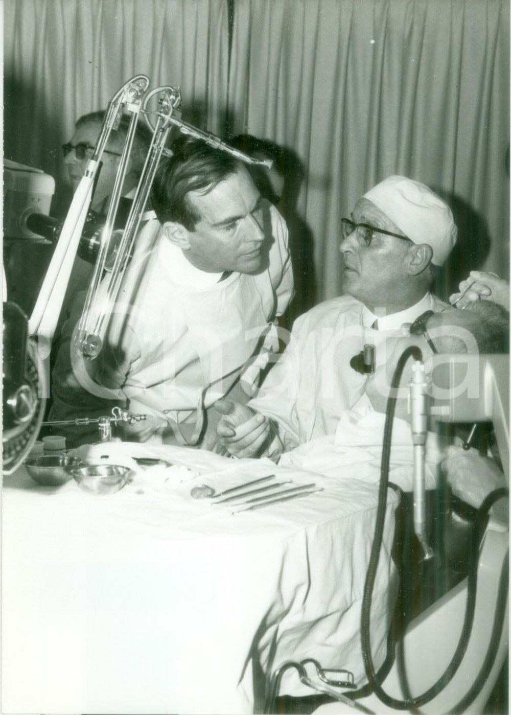 Fotografia d epoca originale 1988 PARIS Chirurgo Christiaan BARNARD visita un paziente Fotografia 1