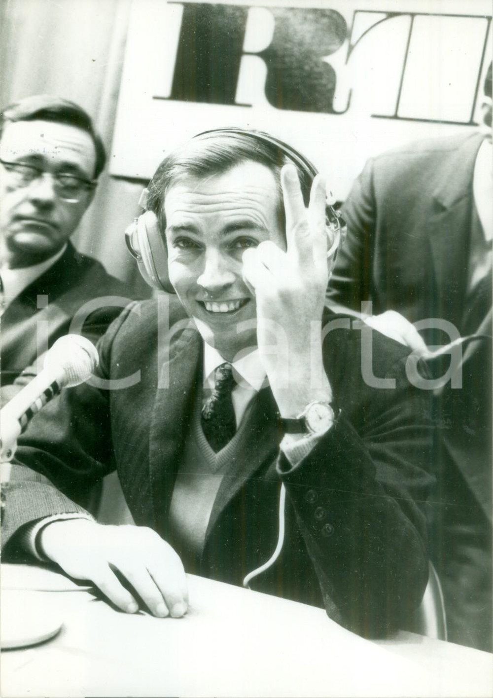 Fotografia d epoca originale 1988 PARIS Chirurgo Christiaan BARNARD a una trasmissione radio Fotografia 1