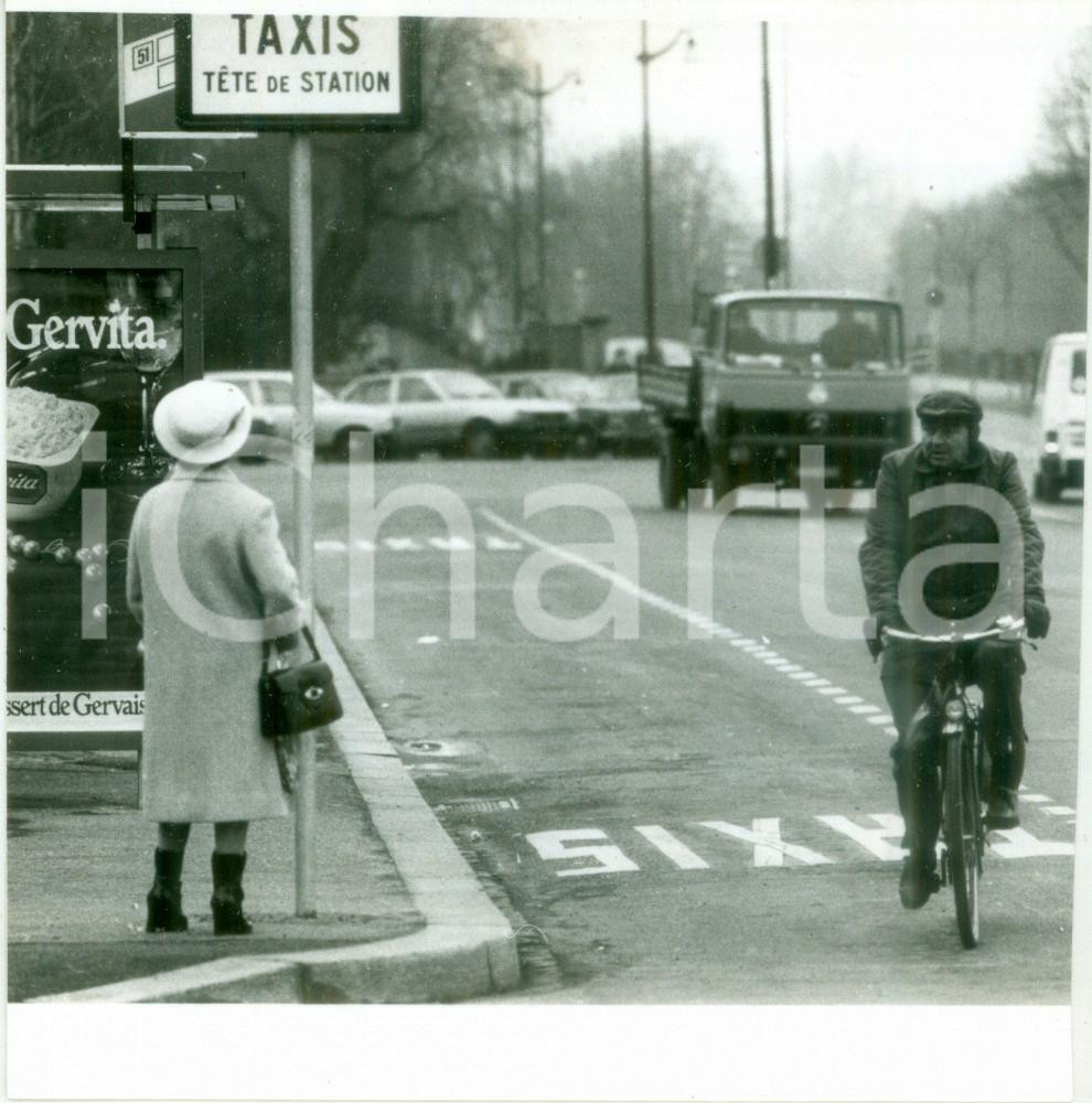 Fotografia d epoca originale 1986 STRASBOURG FRANCE Attesa vana durante lo sciopero dei taxi Fotografia 1