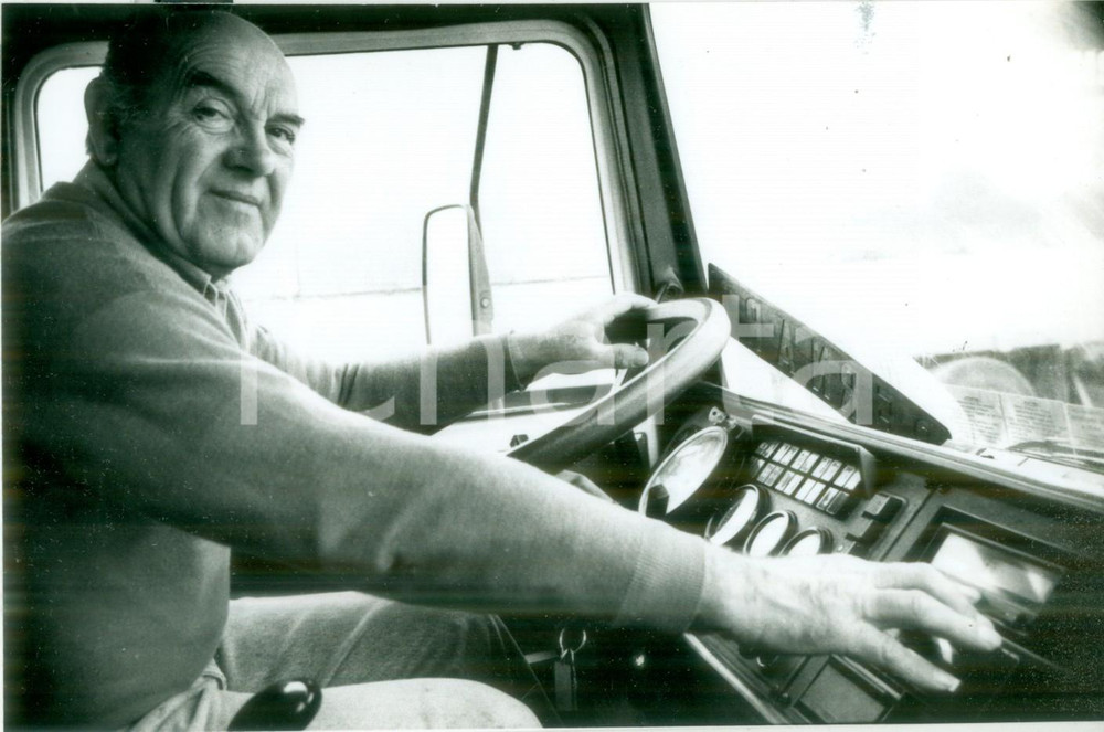 Fotografia d epoca originale 1991 BAUMELESDAMES FRANCE Autista di camion dei Transports Bonfils Foto 1