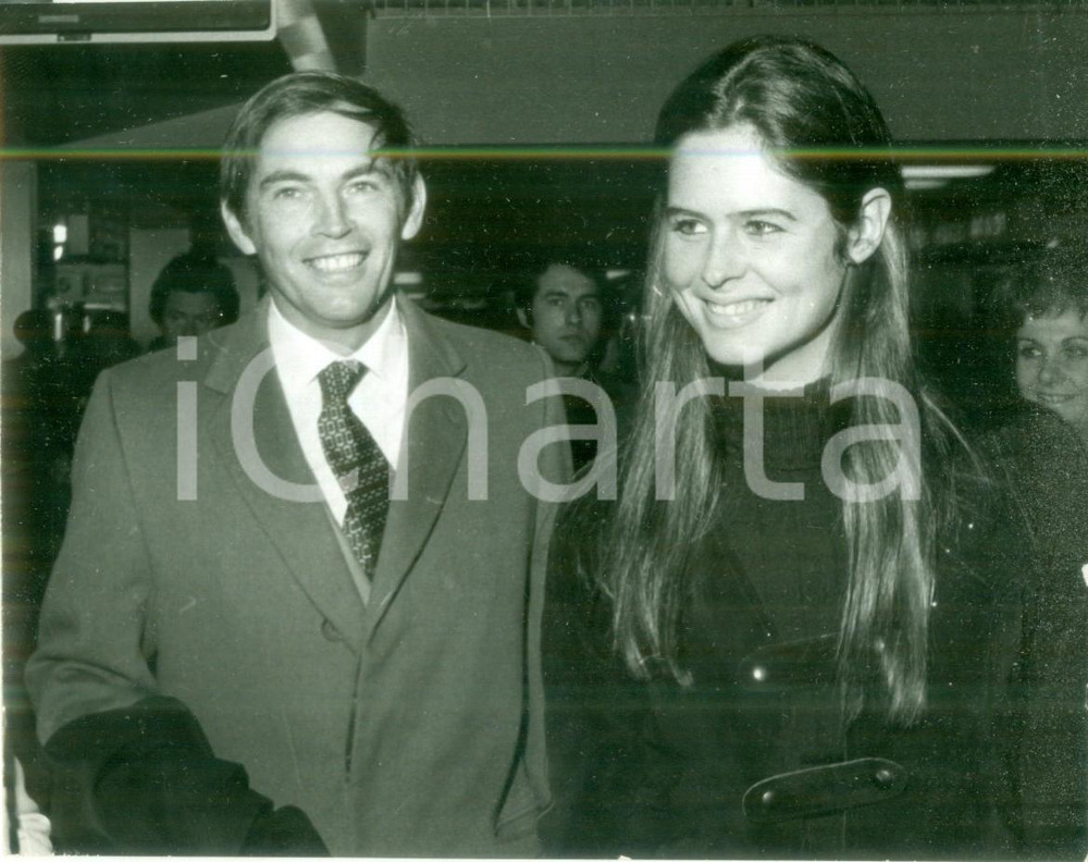 Fotografia d epoca originale 1975 ca PARIS Chirurgo Christiaan BARNARD con la sua giovane moglie Fotografia 1