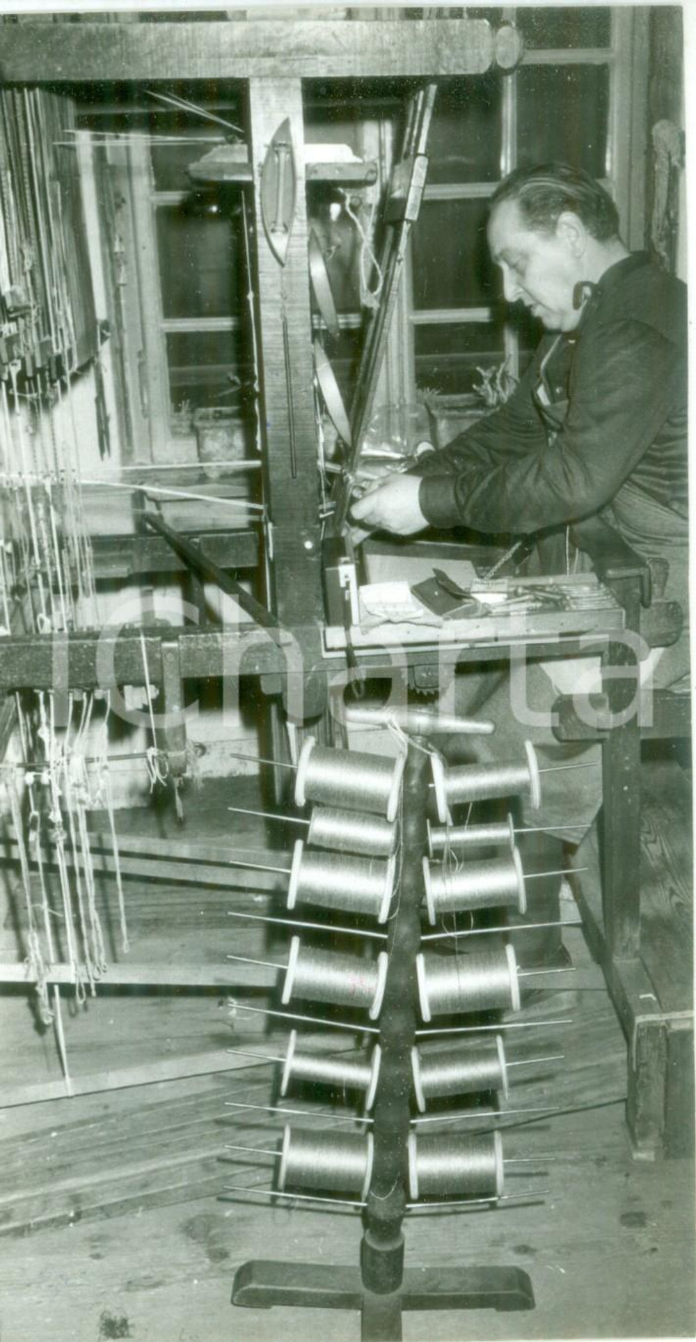 Fotografia d epoca originale 1979 FRANCIA ARTIGIANATO Artigiano al lavoro in laboratorio di passamaneria Foto 1