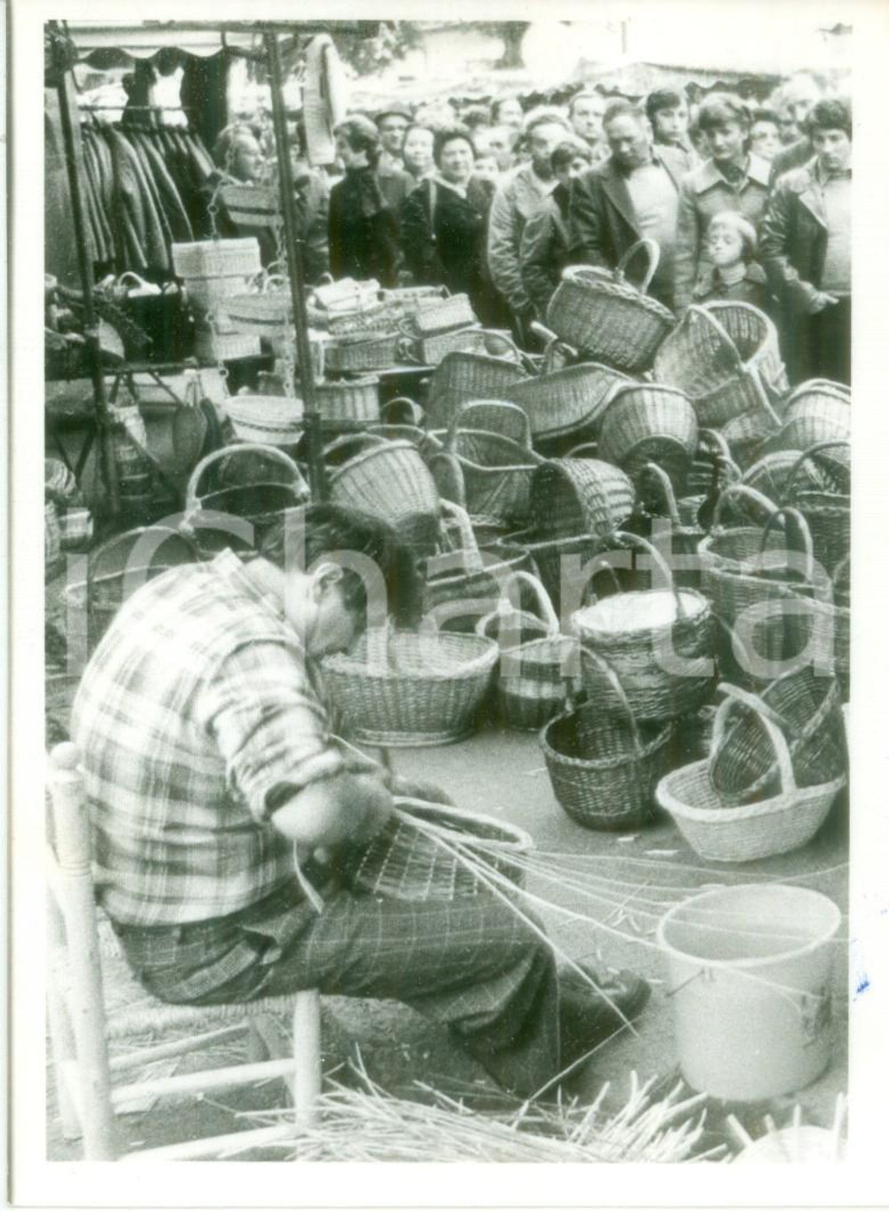 Fotografia d epoca originale 1980 ca FRANCIA ARTIGIANATO Artigiano al lavoro intreccia cesti di vimini Foto 1