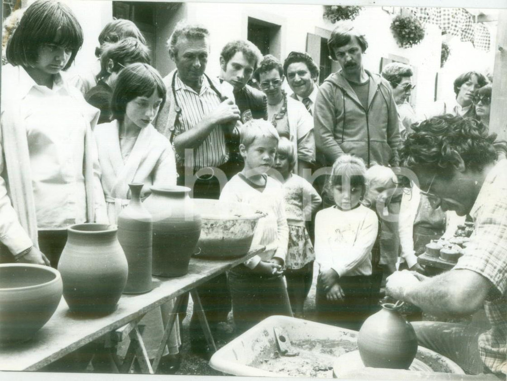 Fotografia d epoca originale 1980 FRANCIA ARTIGIANATO Turisti osservano vasaio al lavoro Fotografia 1