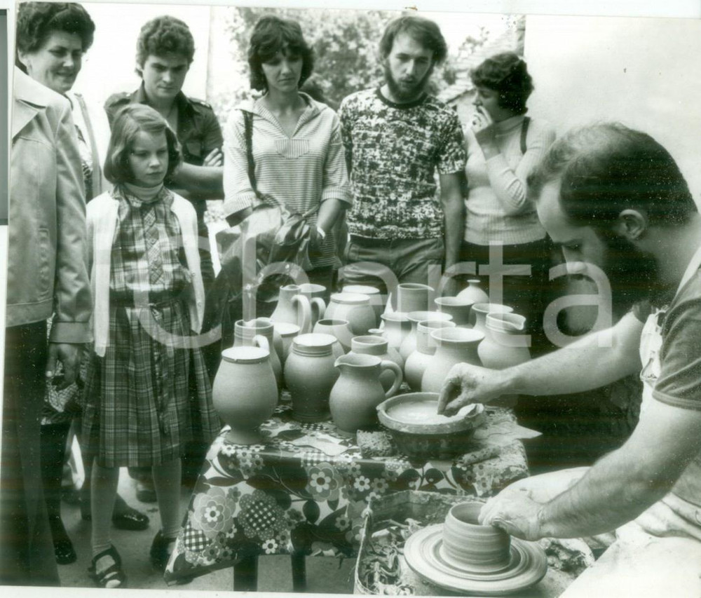 Fotografia d epoca originale 1980 FRANCIA ARTIGIANATO Turisti osservano vasaio al lavoro Fotografia 1