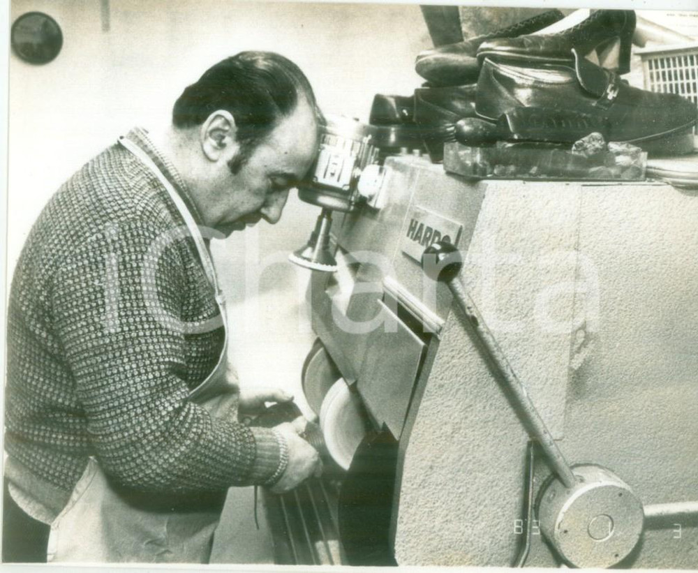 Fotografia d epoca originale 1985 ca FRANCIA ARTIGIANATO Calzolaio lavora su macchina HARDO Fotografia 1