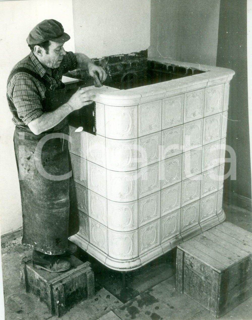 Fotografia d epoca originale 1985 ca FRANCIA ARTIGIANATO Artigiano al lavoro su un termocamino Fotografia 1