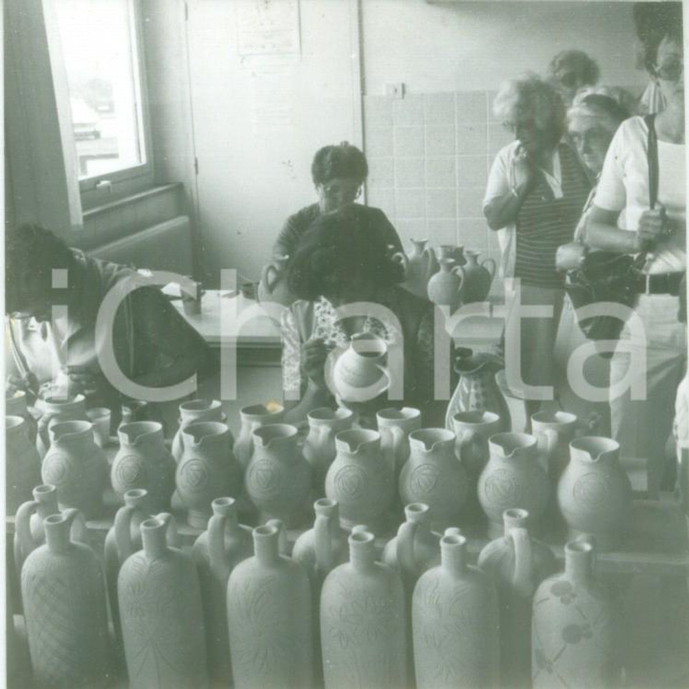 Fotografia d epoca originale 1985 ca FRANCIA ARTIGIANATO Artigiane vasaie al lavoro Fotografia 1