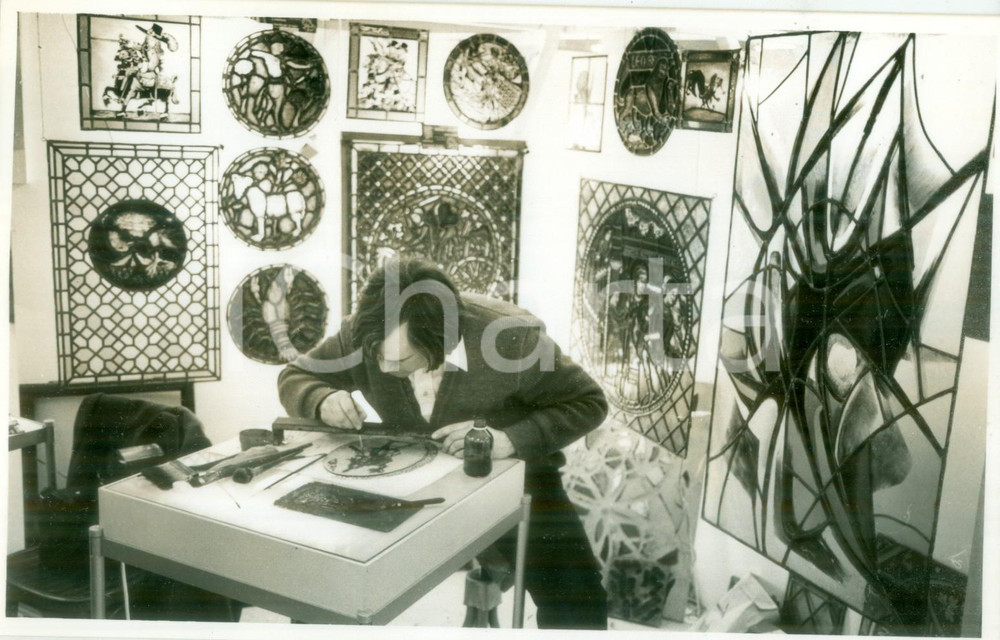 Fotografia d epoca originale 1990 FRANCIA ARTIGIANATO Mastro vetraio al lavoro su vetri decorati Fotografia 1