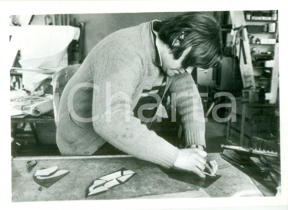 Fotografia d epoca originale 1990 FRANCIA ARTIGIANATO Mastro vetraio al lavoro in laboratorio Fotografia 1