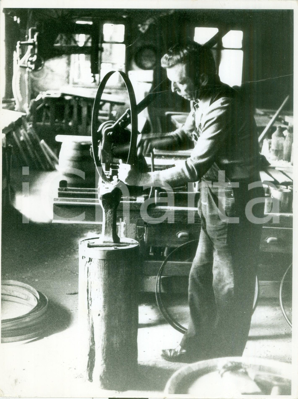 Fotografia d epoca originale 1983 ALTKIRCH FRANCIA Tornitore al lavoro nel suo laboratorio Foto DANNEGGIATA 1