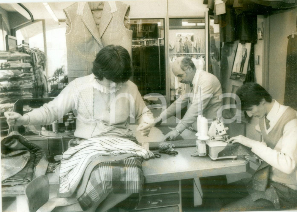 Fotografia d epoca originale 1985 ca FRANCIA ARTIGIANATO Laboratorio di sarti al lavoro Fotografia 1