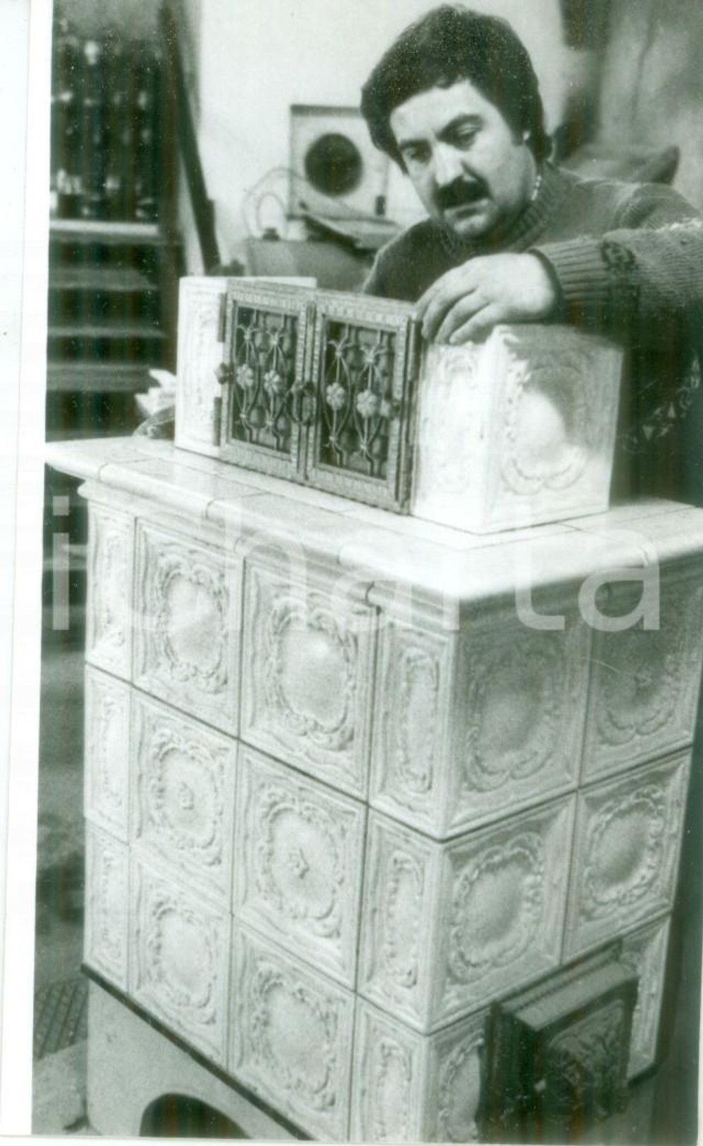 Fotografia d epoca originale 1987 FRANCIA ARTIGIANATO Restauratore d arte al lavoro Fotografia 1