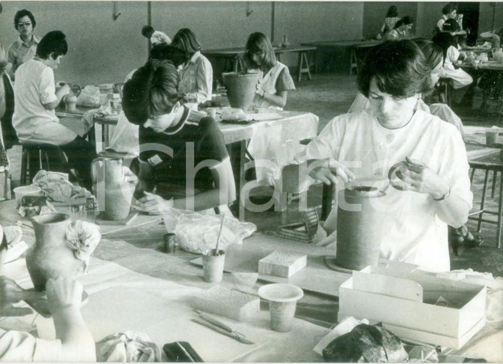 Fotografia d epoca originale 1985 FRANCIA ARTIGIANATO Artigiani vasai al lavoro Fotografia 1