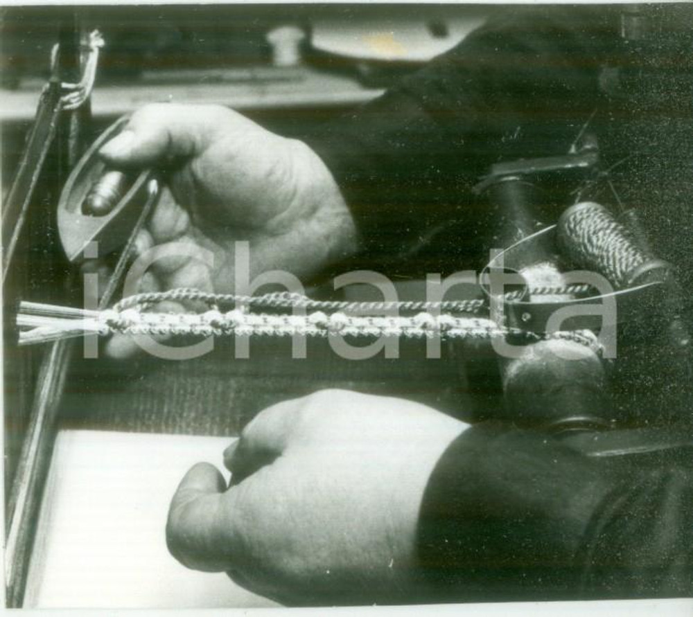 Fotografia d epoca originale 1979 FRANCIA ARTIGIANATO Sarto di passamaneria al lavoro Fotografia 1